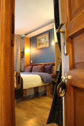 Private room in a Parisian homestay! - Close to it all!